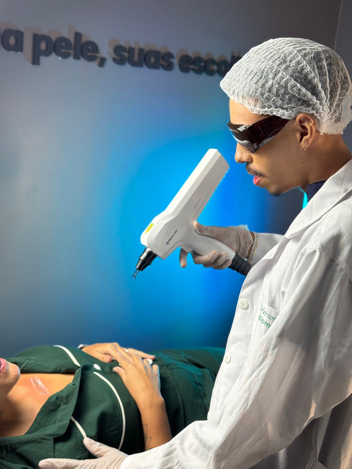 Jeferson utilizando equipamento a laser durante um atendimento